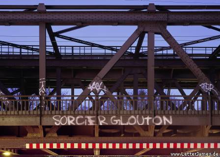 sorcier glouton tagu sur un pont